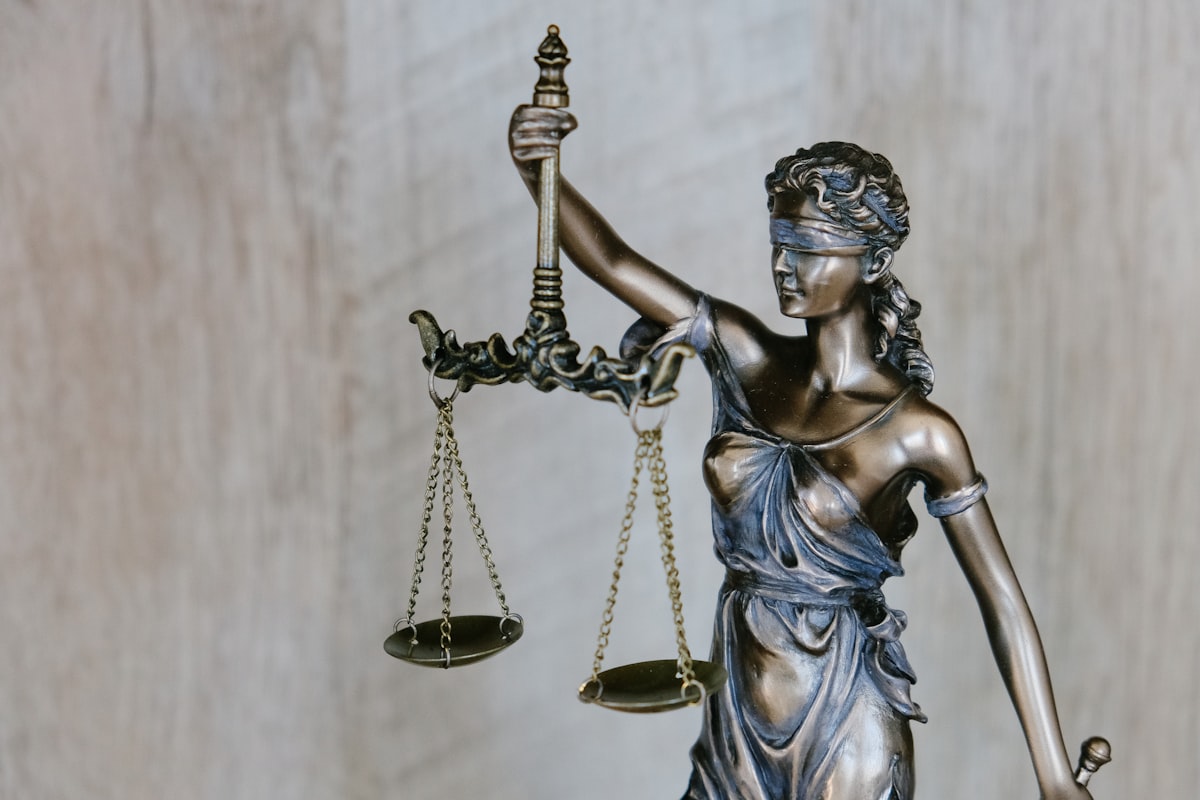 NOWPayments API для юридических услуг и LegalTech: как SharkCrypto.net и PayShark.io меняют расчеты адвокатов и международные консультации